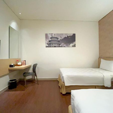 Hotel 88 Embong Malang Tunjungan Surabaya By Wh - Breakfast With The Best View On The Highest Floor And Strategic Location In The City Center Zewnętrze zdjęcie