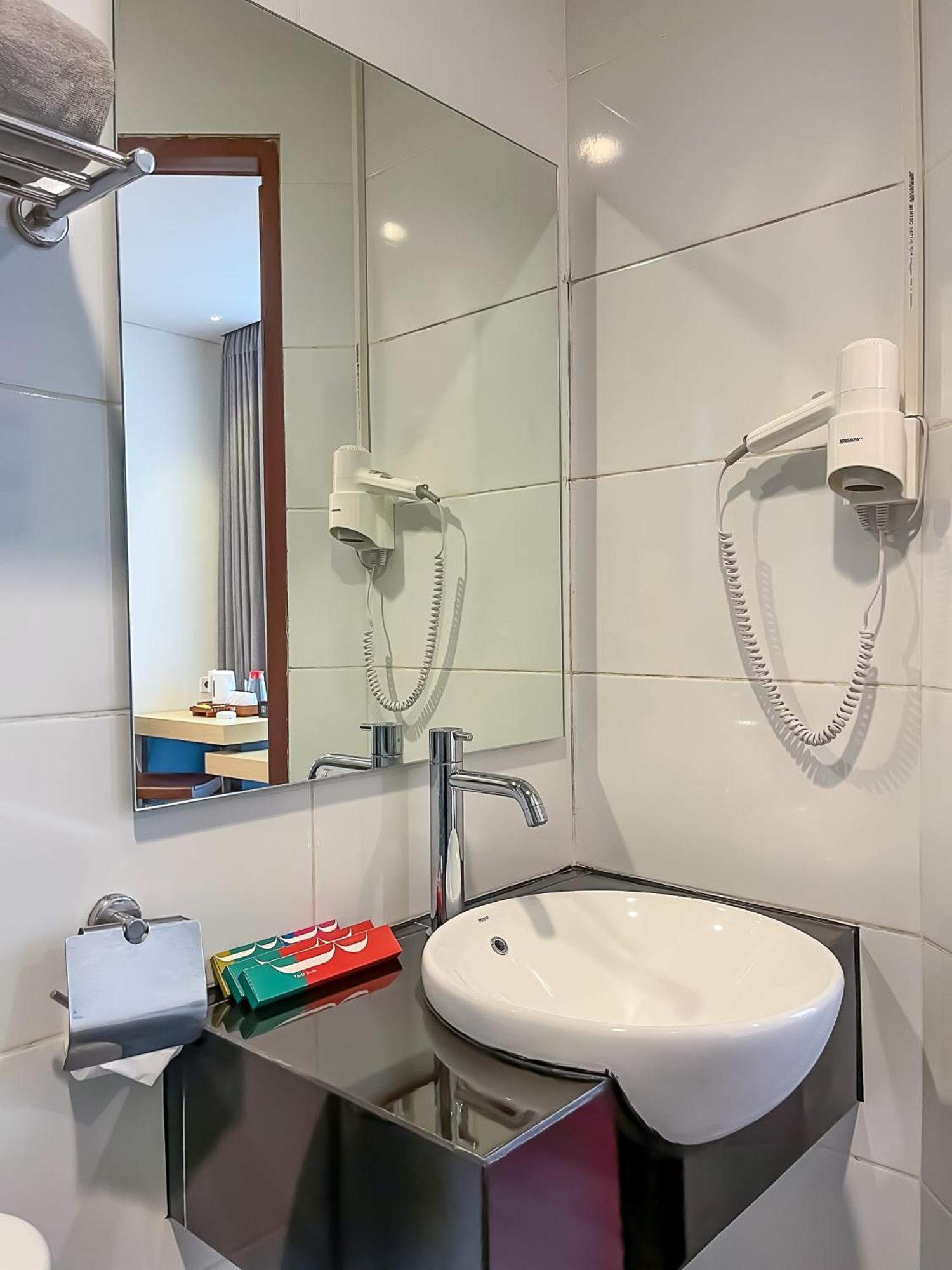 Hotel 88 Embong Malang Tunjungan Surabaya By Wh - Breakfast With The Best View On The Highest Floor And Strategic Location In The City Center Zewnętrze zdjęcie