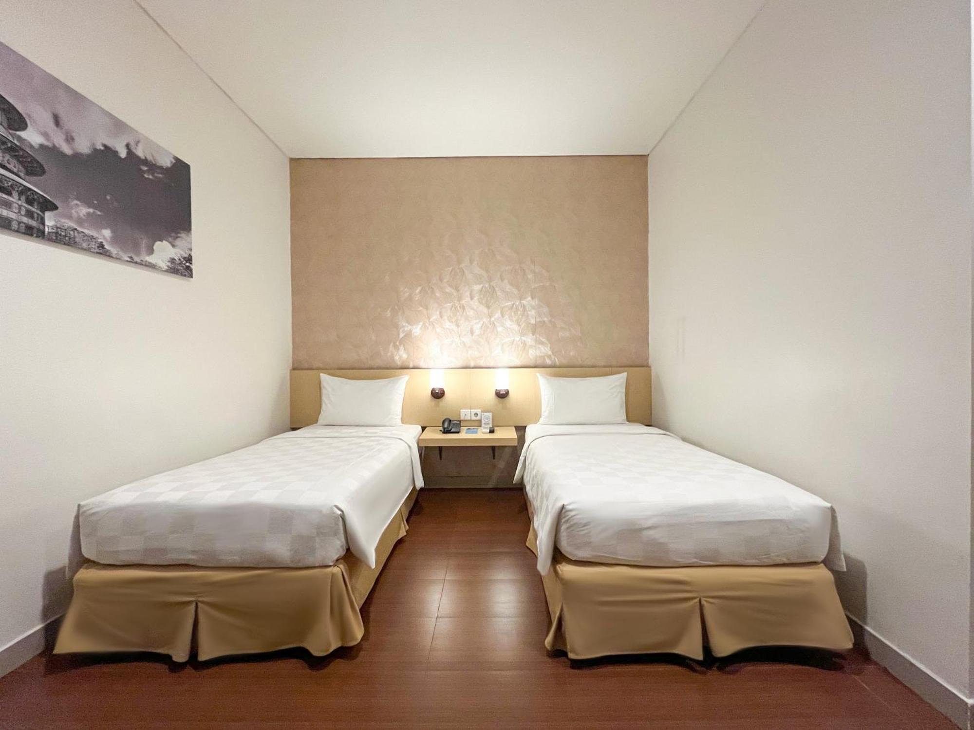 Hotel 88 Embong Malang Tunjungan Surabaya By Wh - Breakfast With The Best View On The Highest Floor And Strategic Location In The City Center Zewnętrze zdjęcie