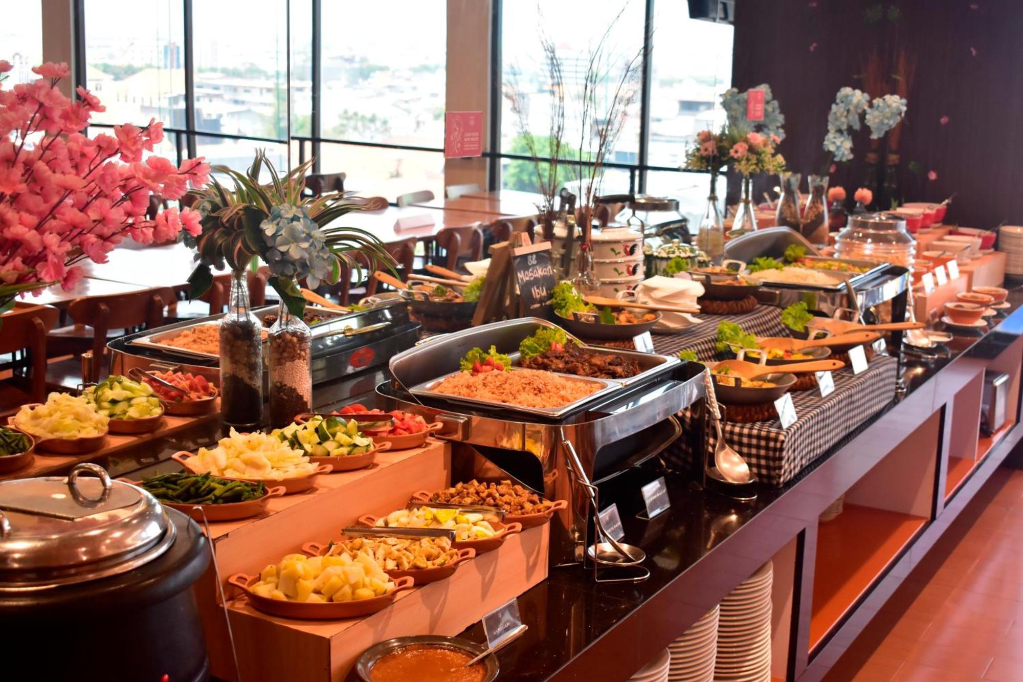 Hotel 88 Embong Malang Tunjungan Surabaya By Wh - Breakfast With The Best View On The Highest Floor And Strategic Location In The City Center Zewnętrze zdjęcie