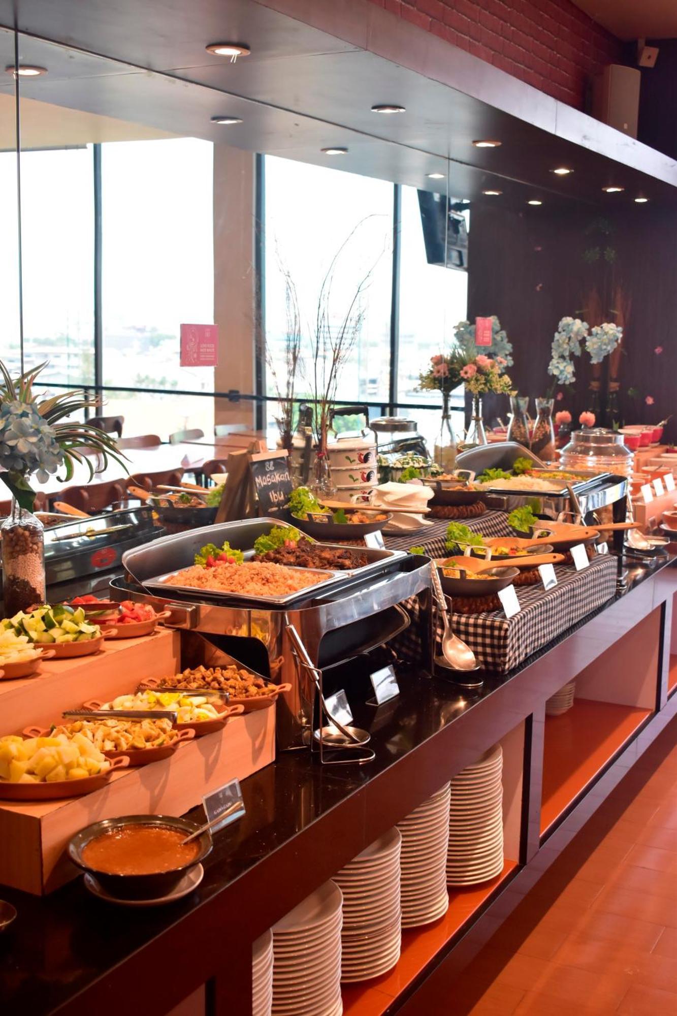 Hotel 88 Embong Malang Tunjungan Surabaya By Wh - Breakfast With The Best View On The Highest Floor And Strategic Location In The City Center Zewnętrze zdjęcie