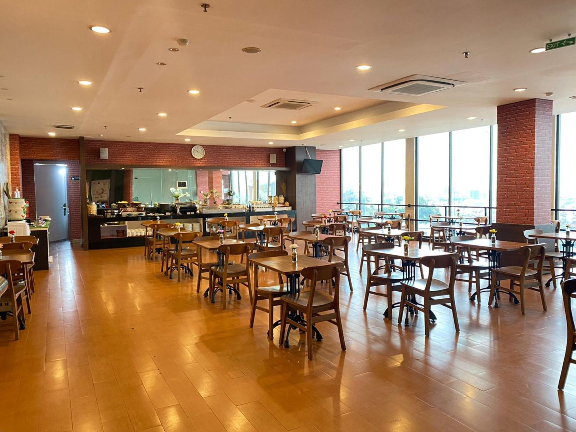 Hotel 88 Embong Malang Tunjungan Surabaya By Wh - Breakfast With The Best View On The Highest Floor And Strategic Location In The City Center Zewnętrze zdjęcie