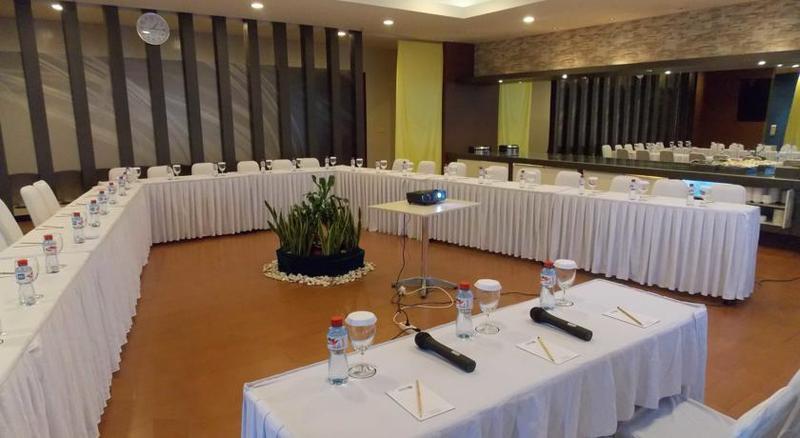 Hotel 88 Embong Malang Tunjungan Surabaya By Wh - Breakfast With The Best View On The Highest Floor And Strategic Location In The City Center Zewnętrze zdjęcie