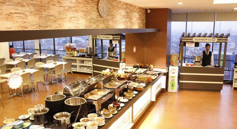 Hotel 88 Embong Malang Tunjungan Surabaya By Wh - Breakfast With The Best View On The Highest Floor And Strategic Location In The City Center Zewnętrze zdjęcie