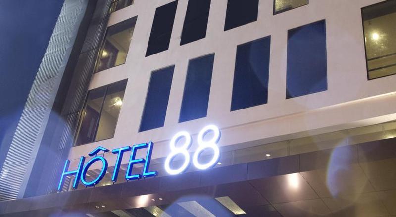 Hotel 88 Embong Malang Tunjungan Surabaya By Wh - Breakfast With The Best View On The Highest Floor And Strategic Location In The City Center Zewnętrze zdjęcie