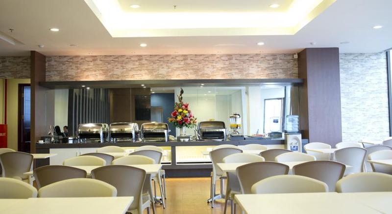 Hotel 88 Embong Malang Tunjungan Surabaya By Wh - Breakfast With The Best View On The Highest Floor And Strategic Location In The City Center Zewnętrze zdjęcie