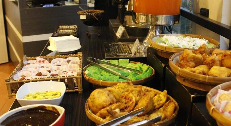 Hotel 88 Embong Malang Tunjungan Surabaya By Wh - Breakfast With The Best View On The Highest Floor And Strategic Location In The City Center Zewnętrze zdjęcie