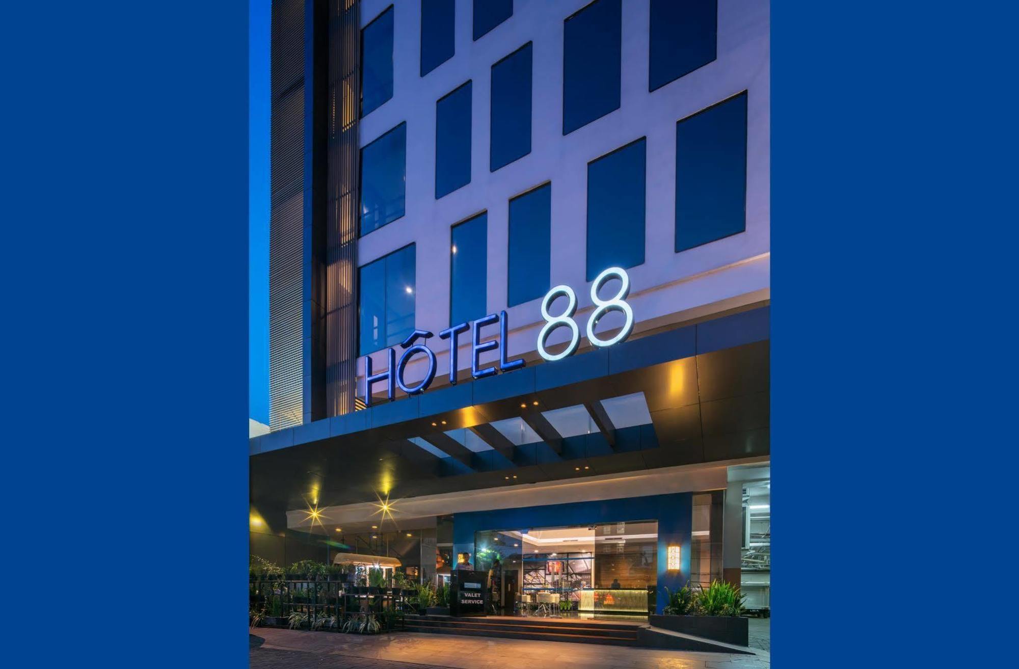 Hotel 88 Embong Malang Tunjungan Surabaya By Wh - Breakfast With The Best View On The Highest Floor And Strategic Location In The City Center Zewnętrze zdjęcie