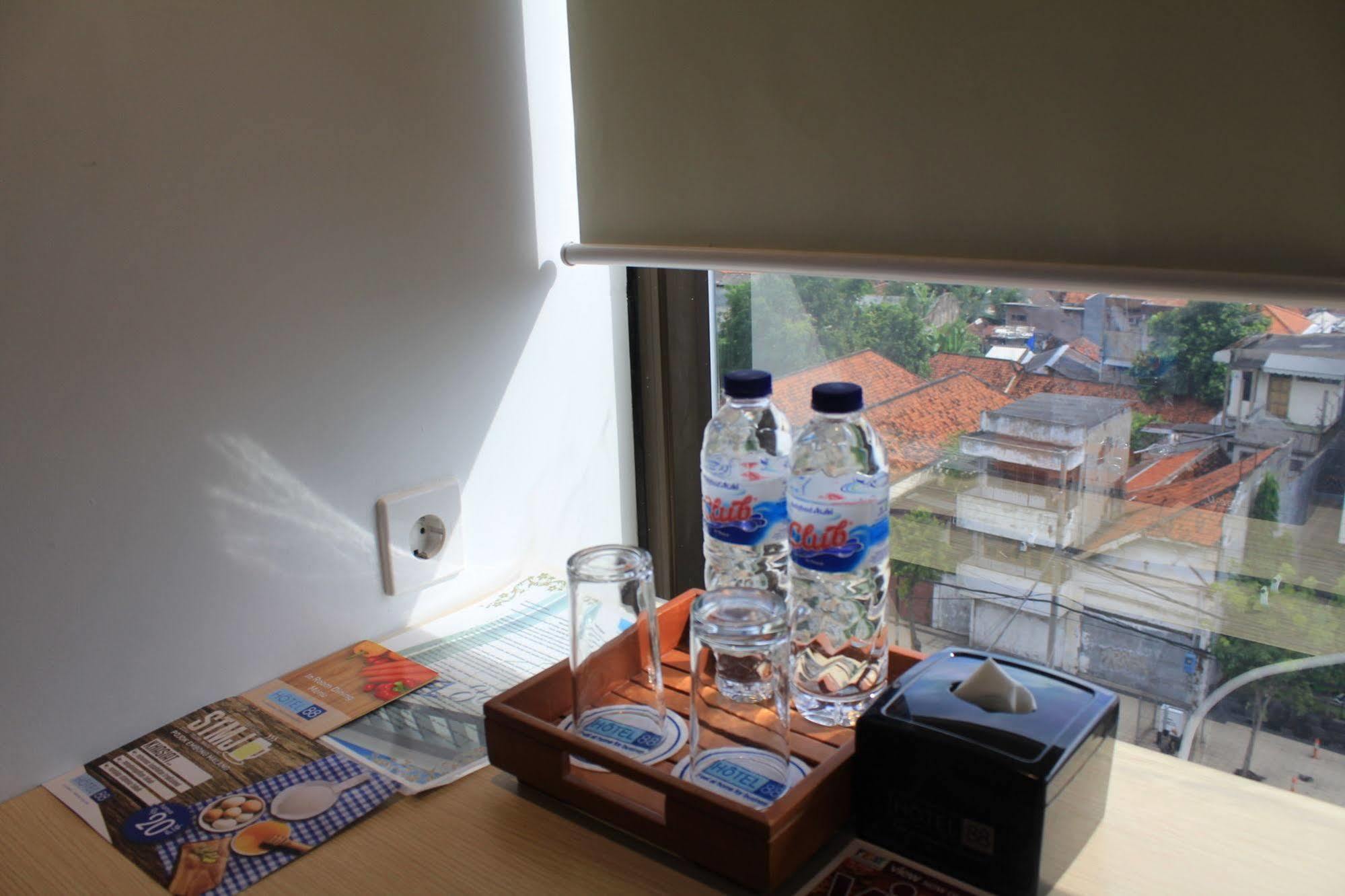 Hotel 88 Embong Malang Tunjungan Surabaya By Wh - Breakfast With The Best View On The Highest Floor And Strategic Location In The City Center Zewnętrze zdjęcie