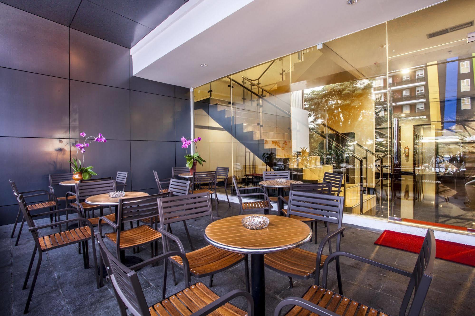 Hotel 88 Embong Malang Tunjungan Surabaya By Wh - Breakfast With The Best View On The Highest Floor And Strategic Location In The City Center Zewnętrze zdjęcie