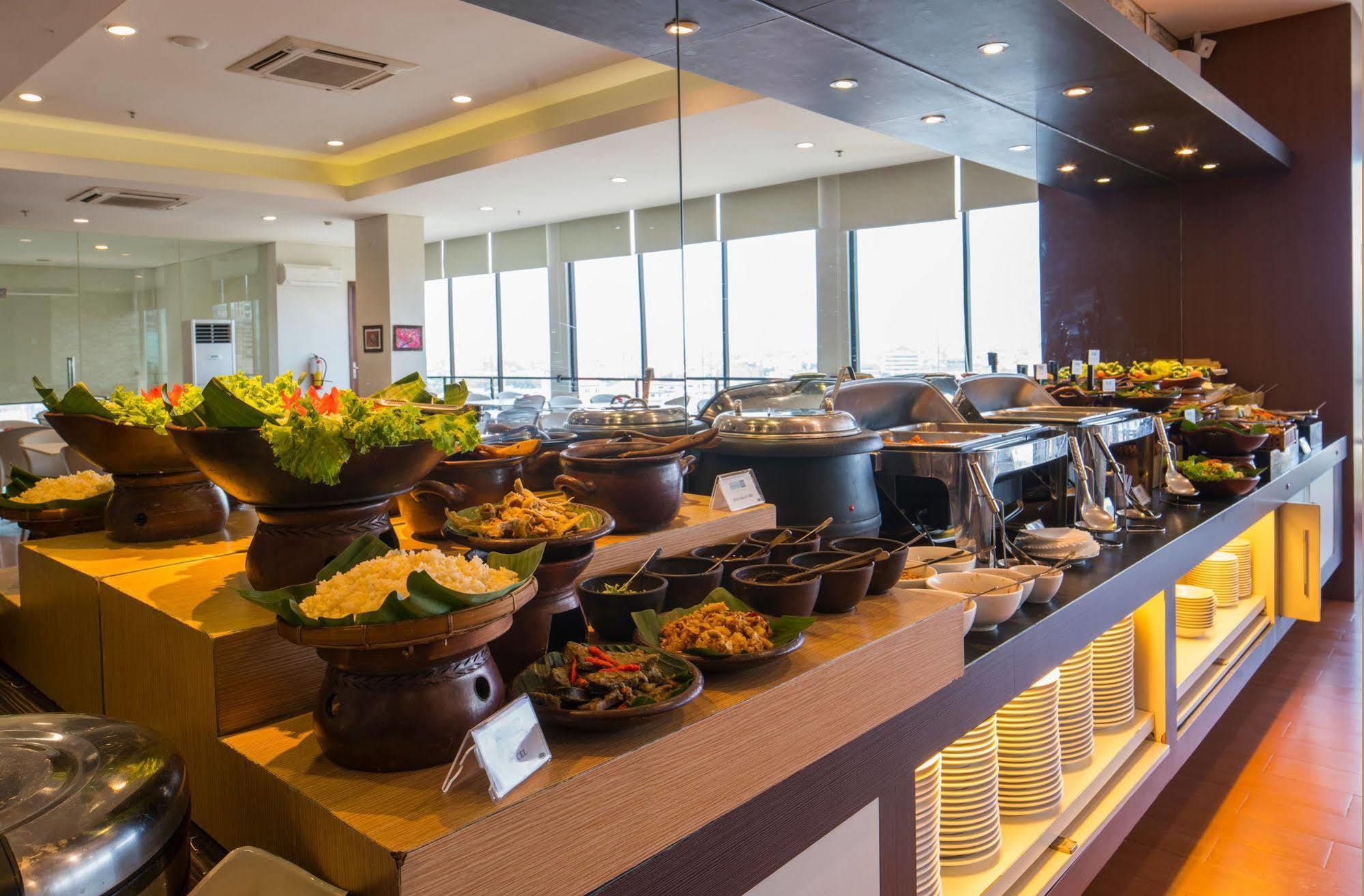 Hotel 88 Embong Malang Tunjungan Surabaya By Wh - Breakfast With The Best View On The Highest Floor And Strategic Location In The City Center Zewnętrze zdjęcie
