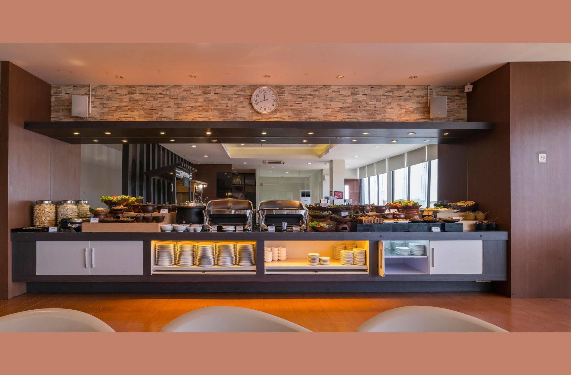 Hotel 88 Embong Malang Tunjungan Surabaya By Wh - Breakfast With The Best View On The Highest Floor And Strategic Location In The City Center Zewnętrze zdjęcie