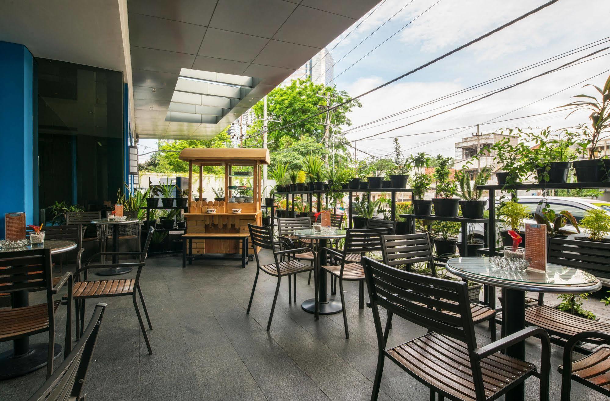 Hotel 88 Embong Malang Tunjungan Surabaya By Wh - Breakfast With The Best View On The Highest Floor And Strategic Location In The City Center Zewnętrze zdjęcie