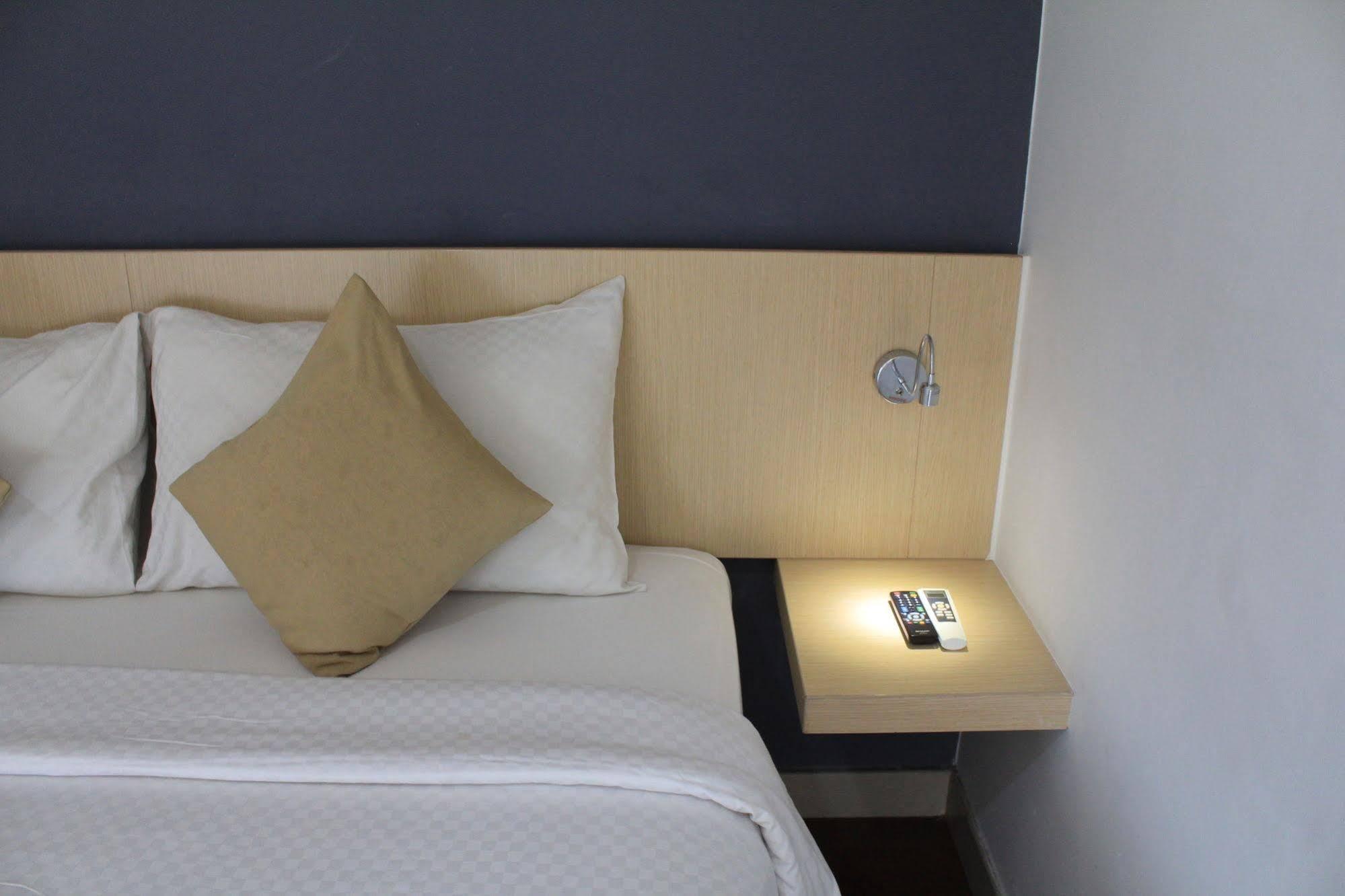 Hotel 88 Embong Malang Tunjungan Surabaya By Wh - Breakfast With The Best View On The Highest Floor And Strategic Location In The City Center Zewnętrze zdjęcie
